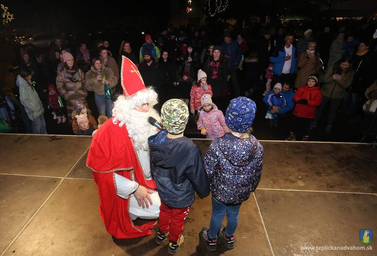 V sobotu, 6. decembra, sa Námestie sv. Floriána zaplnilo malými ratolesťami, ktoré netrpezlivo očakávali príchod sv. Mikuláša. Neprišiel však sám, ale so svojimi pomocníkmi: čertíkom a anjelikmi.