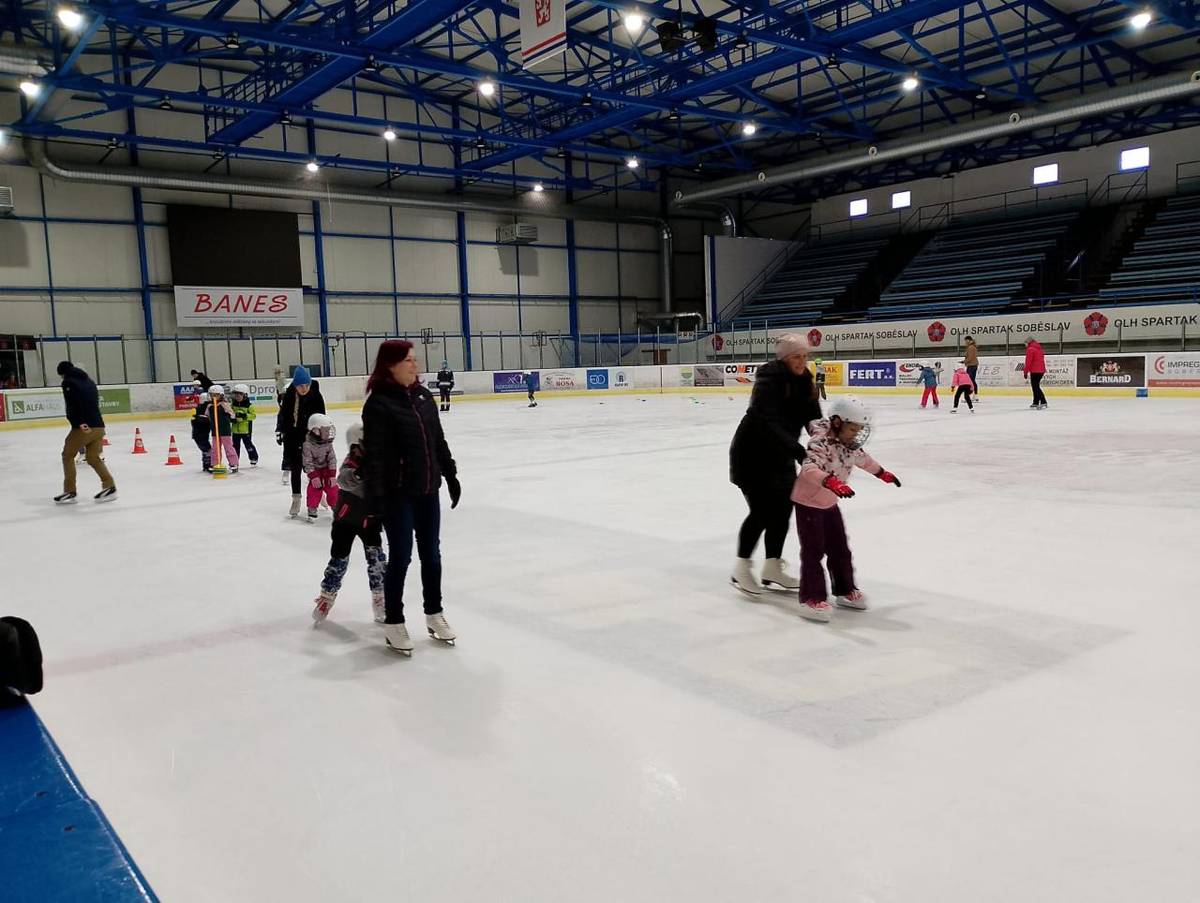 Na zimním stadionu v Soběslavi se 9. prosince 2025 uskutečnila poslední hodina bruslení pro první třídy v rámci projektu Děti do bruslí.