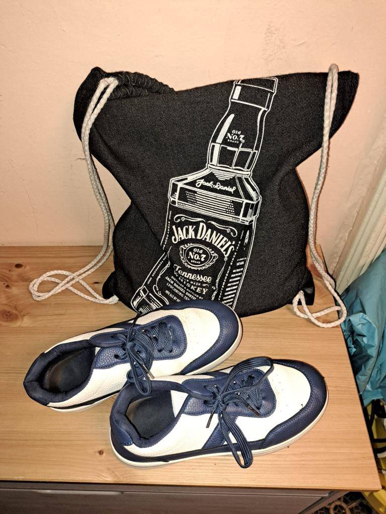 Ve středu 10.12. ráno se našel na autobusové zastávce u školy tento sportovní vak, k vyzvednutí v základní škole.