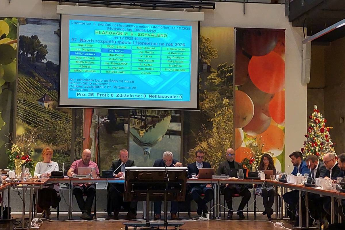 Město Litoměřice má schválený rozpočet na příští rok. Na jeho podobě se na dnešním zasedání shodli zastupitelé. Pro jeho navrženou podobu hlasovalo shodně všech 25 přítomných zastupitelů. Dva zastupitelé byli z dnešního jednání omluveni. Rozpočet počítá s příjmy ve výši 817,1 milionu korun a výdaji 804 milionů korun, což představuje přebytek 13,1 milionu korun. Ten bude následně využit v rámci financování.  „Rozpočet dále počítá mimo jiné s přesunem nevyčerpaných prostředků z letošního roku ve výši 56,9 milionu korun či s předfinancováním vybraných dotačních akcí ve výši 23,2 milionu korun. Schodek v jednotlivých letech bude nadále určován především výší plánovaných investic a podmínkami čerpání dotací,“ vysvětlil předseda finančního výboru Marek Kocánek. Investiční akce plánované na rok 2026 jsou uvedeny v Akčním plánu města. Do rozpočtu budou zapojovány postupně podle projektové připravenosti, přičemž některé projekty budou pokračovat i v dalších letech. Mezi nejvýznamnější investice bude v příštím roce patřit pokračování první etapy výstavby ulice Bójská. V rozpočtu je na projekt vyhrazeno 14 milionů korun.   „Dalším významným projektem je už započatá rekonstrukce nevyužívaného objektu v Masarykově ulici, kde vznikne šest bytů. V rozpočtu na to máme vyčleněno zhruba 20 milionů korun,“ uvedla vedoucí odboru územního rozvoje Venuše Brunclíková s tím, že dalších 7,2 milionu je připraveno na druhou etapu výstavby parkoviště v Husově ulici. „Dále plánujeme opravy komunikací a chodníků v několika významných ulicích – konkrétně Vrchlického, Pražské, Žižkově, Nerudově a Dobrovského,“ doplnila Venuše Brunclíková. V příštím roce město plánuje pokračovat také v revitalizaci povrchů v horní části Dlouhé ulice, kde v současné době probíhá rekonstrukce inženýrských sítí. Návrh rozpočtu počítá s částkou pět milionů korun. Město také počítá s dalšími investicemi do škol a školských zařízení. Například v Základní škole Havlíčkova plánuje město za 12 milionů korun rekonstruovat otopný systém.   Pokračovat bude také revitalizace lesoparku na Mostné hoře, kde návrh rozpočtu počítá s částkou zhruba 9 milionu korun. Kromě investičních projektů počítá město Litoměřice také s finanční podporou kultury, sportu a sociálních služeb, to ve stejné výši jako v předešlých letech.