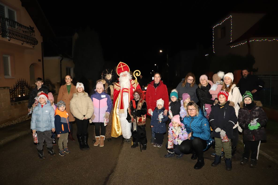 Podvečer 5. decembra sa na našej obci opäť objavil svätý Mikuláš so svojím veselým sprievodom! Tento rok prišli hneď dvaja čertíci – veľký čert a malý, roztomilý Uhlík – a samozrejme, nechýbali ani anjelici.