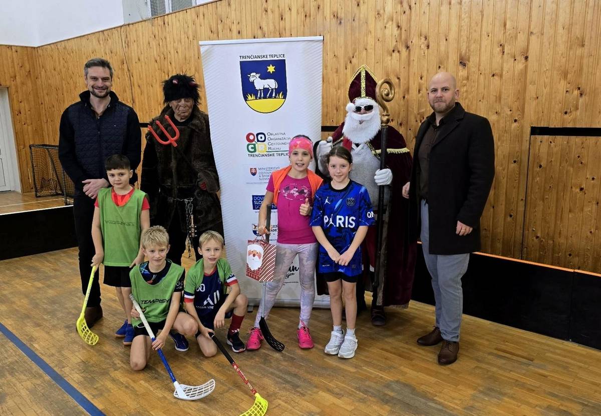 V predvečer sviatku sv. Mikuláša zavítala do mestskej telocvične, kde zrovna trénovali naši mladí hráči florbalového oddielu, výnimočná návšteva. Medzi malých florbalistov prišiel sám Mikuláš aj s čertom, aby im spríjemnil predvianočný čas a odmenil ich za celoročnú snahu a športové výkony. Deti ho privítali s veľkou radosťou a nadšením. Po krátkom rozhovore o tom, ako sa im darí na tréningoch a v zápasoch, Mikuláš každému z nich odovzdal balíček plný sladkých prekvapení a drobných darčekov, ktoré zabezpečila samospráva. Najmä mladší hráči si túto chvíľu užili, atmosféra bola plná radosti, smiechu a sviatočného čara. Florbalistov prišla pozdraviť aj primátorka mesta Trenčianske Teplice Zuzana Frajková Ďurmeková a poslanci mestského zastupiteľstva.  Tréner florbalového oddielu Tomáš Volek sa poďakovali Mikulášovi za jeho návštevu a mestu Trenčianske Teplice za celoročnú spoluprácu a podporu.  Zdôraznil, aké dôležité je motivovať deti nielen športovo, ale aj prostredníctvom takýchto milých podujatí. Aj vďaka tomu bude tohtoročná sezóna pre našich mladých hráčov florbalu ešte krajšia a nezabudnuteľná. Florbalový oddiel pozýva medzi seba nových členov. Chlapci a dievčatá vo veku od 4 rokov, ktorí máte chuť zahrať si túto obľúbenú hru a pravidelne športovať, príďte medzi florbalistov Trenčianskych Teplíc.
