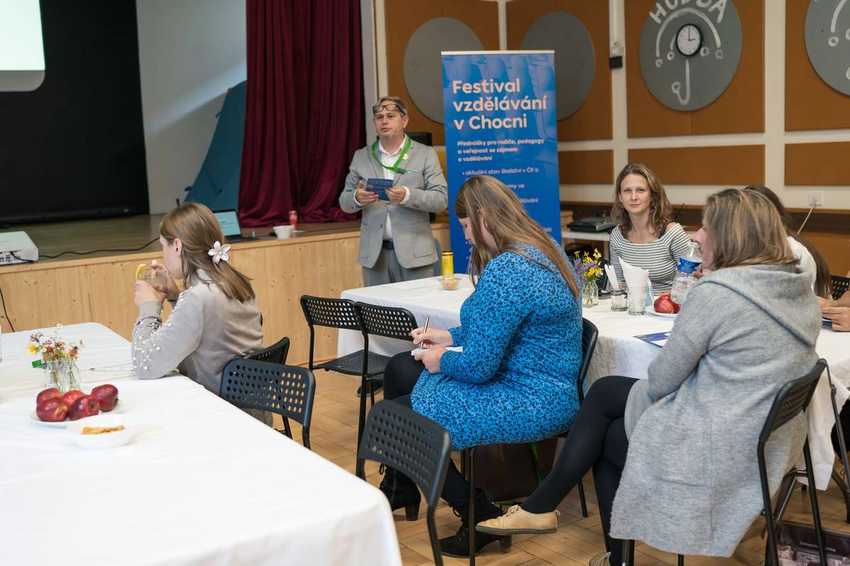 Festival vzdělávání v Chocni nabídne 18. října 2025 celodenní program přednášek a diskusí pro rodiče, pedagogy i širokou veřejnost, registrace na www.vzdelavanivchocni.cz