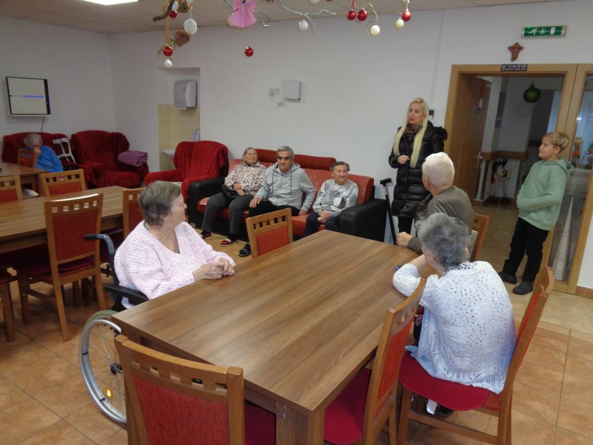 V dnešný deň sme medzi sebou privítali p. učiteľku z MŠ Stavbárska zo Žiliny. V doprovode svojho syna prišla pozdraviť a darčekmi obdarovať našich starkých.