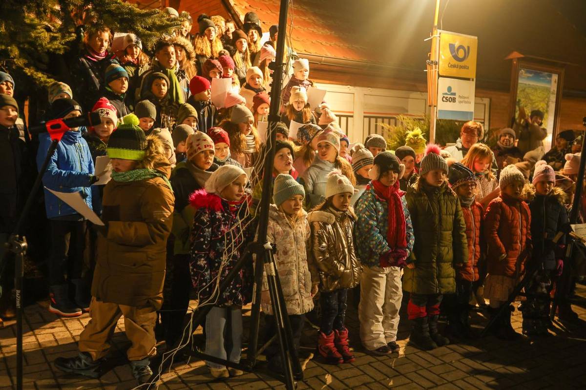 Tak jako každý rok se jarmark, očima školy i veřejnosti, povedl. Sešli jsme se a užili si předvánoční atmosféru společně a o tom to je :). Děkujeme všem příchozím a už teď se těšíme na příští rok :)