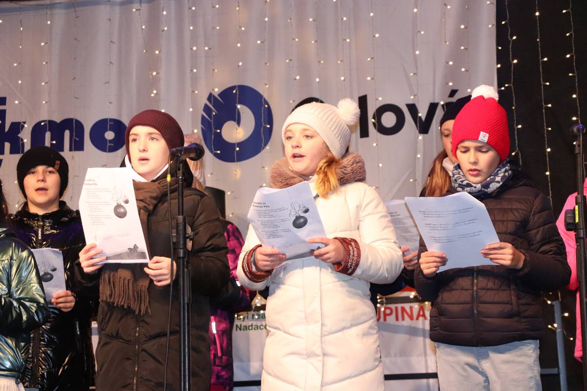 Celé Česko si včera společně zazpívalo oblíbené koledy s regionálním Deníkem a Orlová nebyla výjimkou.  Tuto tradiční akci jsme navíc obohatili o vystoupení mužského pěveckého sboru Oravskí pútnici z partnerského Námestova, který předvedl jedinečné pásmo slovenského vánočního folkloru. Publikum přišel rozezpívat Dětský pěvecký...