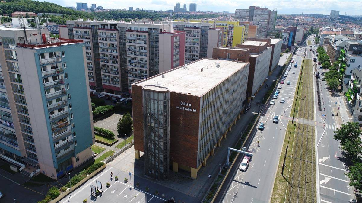 Zastupitelé hlavního města Prahy na prosincovém zasedání přerušili projednávání materiálu týkajícího se záměru prodeje objektu bývalé radnice u sídliště Vlasta, KD Eden a souvisejících pozemků.