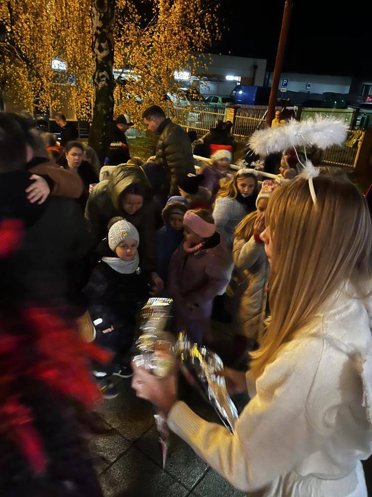 Dňa 5. decembra 2025 sa v Kultúrnom dome konali tradičné Vianočné trhy spojené s príchodom Mikuláša, ktorý detičky potešil aj balíčkami plnými sladkostí.