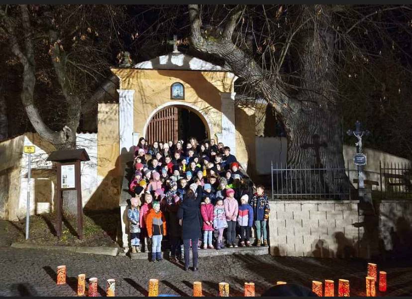 Naše základní škola se s radostí zapojila do celostátního projektu Česko zpívá koledy.