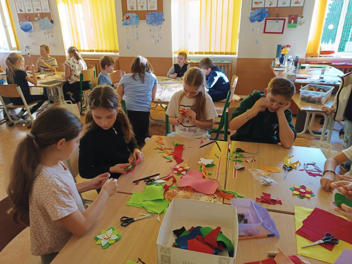 Dnes jsme tvořili. Jak? Přece vánočně.  Vyzkoušeli jsme si ubrouskovou techniku, barvili, stříhali a šili ozdoby, navlékali náramky. Vytvořili jsme si 4 krásné výrobky, které jsme si odnesli domů v namalované tašce a s náramkem na ruce.