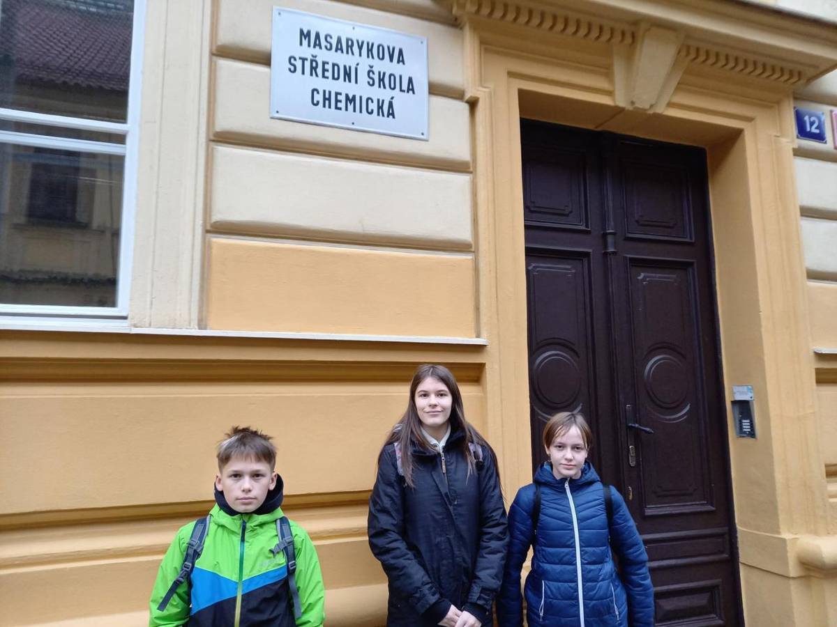 2. prosince se naši tři žáci devátého ročníku zúčastnili v Praze krajského kola soutěže: Hledáme nejlepšího mladého chemika. Žáci absolvovali hodinový test a poté se zúčastnili přednášky na téma: Návykové látky.