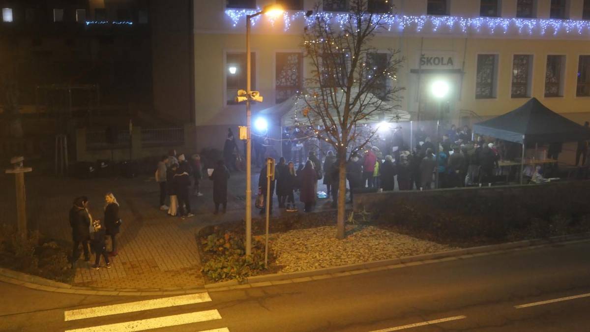 Akce "Česko zpívá koledy" se Pitín účastní díky Karlovi Salvetovi už od svého vzniku. Společně si tak zazpíváme už u rozsvíceného stromečku známé koledy společně s Vavřinečkem, který letos doplnili i pánové z CM Rajvel, a protože i mládí vpřed, tak i s Jonym Savarou z Pitíňánku.