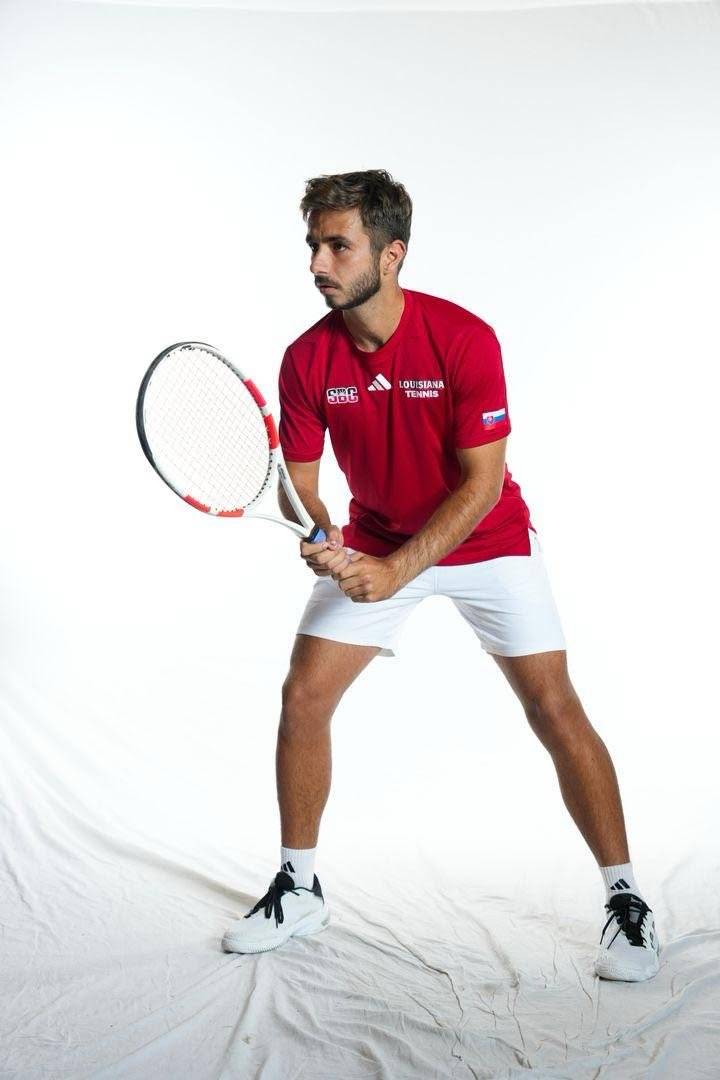 ➡️Samuel má síce len 21 rokov, ale za sebou už má viacero úspechov. Medzi tie najmotivujúcejšie zatiaľ patrí majstrovský titul vo dvojhre na letných majstrovstvách Slovenska v kategórii dospelých v roku 2024. Prvý medzinárodný turnaj vyhral v Rumunsku, keď mal 18 rokov (2022). ➡️S tenisom začal už na materskej škole. Vystriedal niekoľko klubov – Leopoldov, Madunice či trnavský klub TC Empire, s ktorým si zo súťaže v Spišskej Novej Vsi priviezli titul majstra Slovenska v súťaži družstiev. Darilo sa mu aj na súťažiach v Maďarsku, na semifinále v Bosne-Hercegovine či na kvalifikácii v Sofii, porazil aj hráčov z TOP1000. V súčasnosti študuje na verejnej výskumnej univerzite v americkom štáte Louisiana. ➡️Samuelova inšpiratívna tenisová cesta je motivujúcim príbehom obyčajného chalana z Leopoldova, ktorý vďaka svojej húževnatosti a vytrvalosti dosahuje neobyčajné triumfy. Za Leopoldovčanov mu želáme veľa úspechov, vytrvalosti a dobrých rozhodnutí. J. Hladký Celý rozhovor nájdete na webovej stránke mesta.