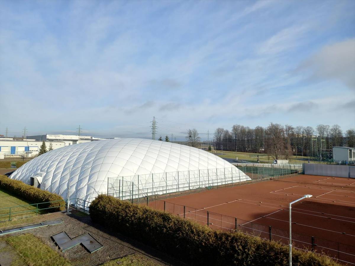 Na podzim byla na části poličských kurtů postavena úplně nová nafukovací tenisová hala. Oproti té původní má několik novinek. Je celoroční a také nabízí zcela jiný povrch kurtů. „Umělý povrch značky DOMO SMASHCOURT se zásypem červeným pískem je středně rychlý a zároveň je maximálně ohleduplný ...