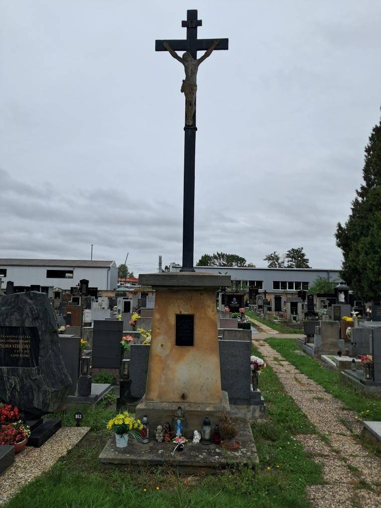 Vážení spoluobčané, přiblížil se vánoční čas, přijdeme rozjímat a zapálit svíčku na místo odpočinku našich blízkých, a tak bychom Vám rádi připomněli možnost podílet se na projektu záchrany památek v Horních Počernicích a přispět na renovaci dvou křížů na hřbitově Chvaly formou veřejné sbírky. Číslo transparentního účtu je 997744/0100 a důležitý je variabilní symbol č. 5 případně poznámka záchrana památek. Děkujeme za Váš příspěvek.