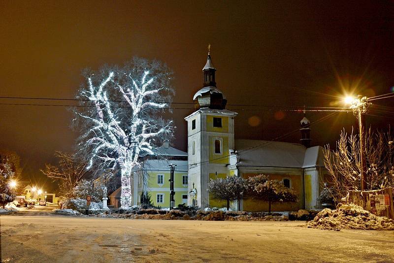 Naše obec se zapojila do soutěže o nejkrásnější vánoční strom.  Podpořte nás!