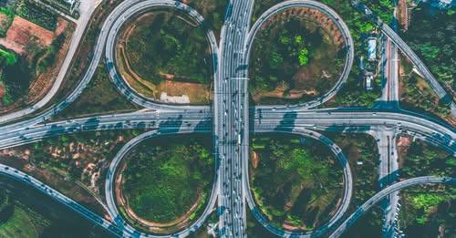 Národná diaľničná spoločnosť plánuje využiť posledné tohtoročné dni na práce na rozšírení a modernizácii D1 pri Bratislave. Od budúceho týždňa sa prvýkrát motoristi v smere na Trnavu dočkajú plnohodnotného štvorpruhu na necelom dvojkilometrovom úseku D1.