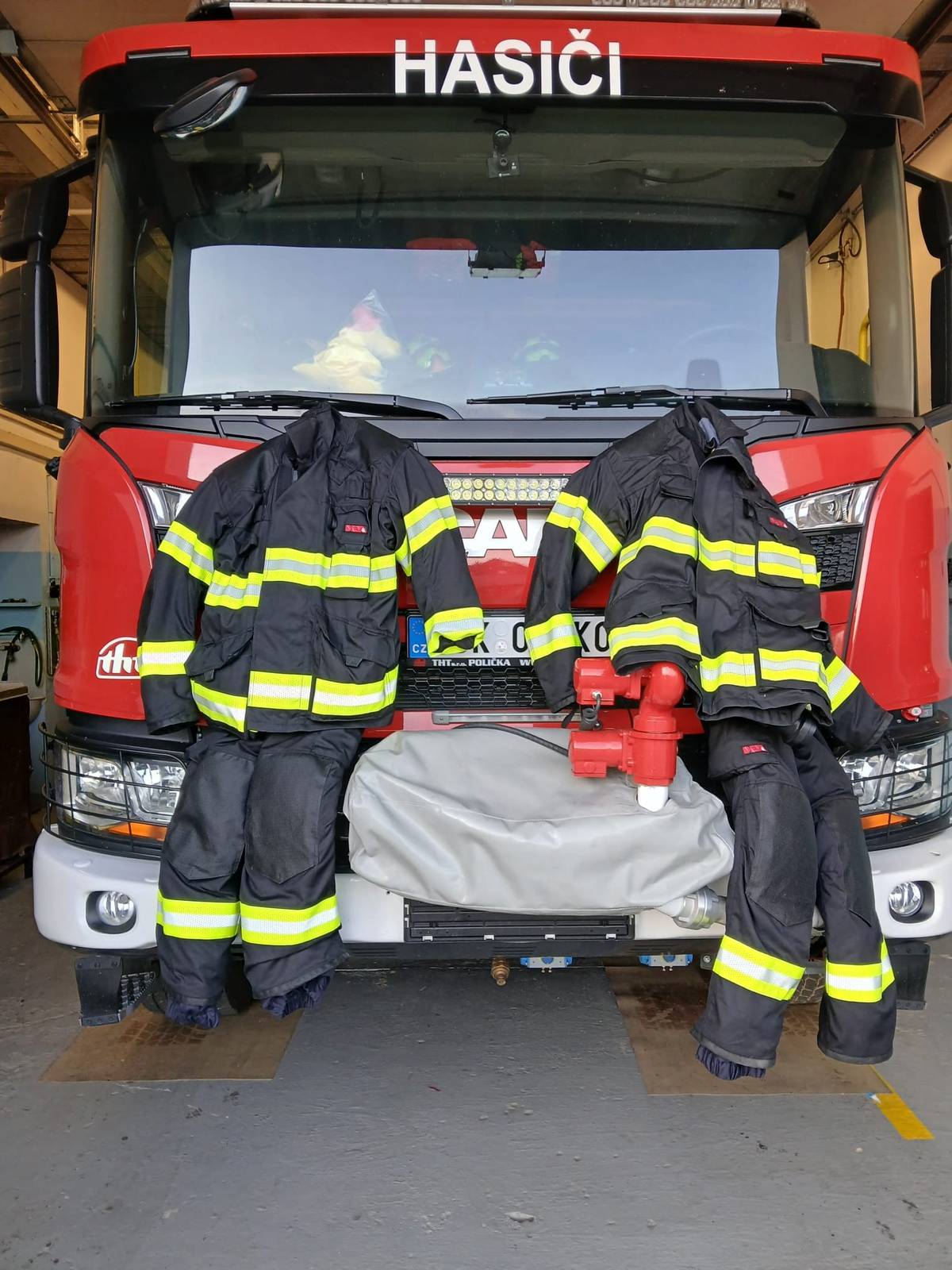 Za finanční podpory od Jihočeského kraje mohla jednotka SDH městyse Dolní Bukovsko v letošním roce obměnit ochranné pomůcky pro své členy. Konkrétně se jedná o dva zcela nové zásahové komplety (kabát, kalhoty). Tímto bychom chtěli poděkovat Jihočeskému kraji a také našemu zřizovateli, který splnil další podmínku poskytnutí dotace a uhradil zbývající část pořizovacích nákladů.
