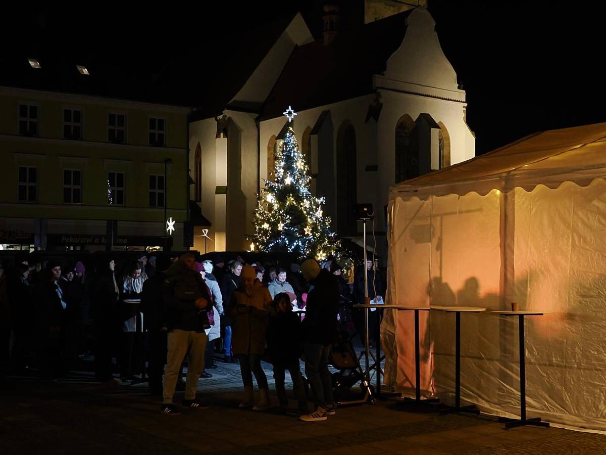 Ve středu 10. 12. se Soběslav opět zapojila do celorepublikové akce Česko zpívá koledy.