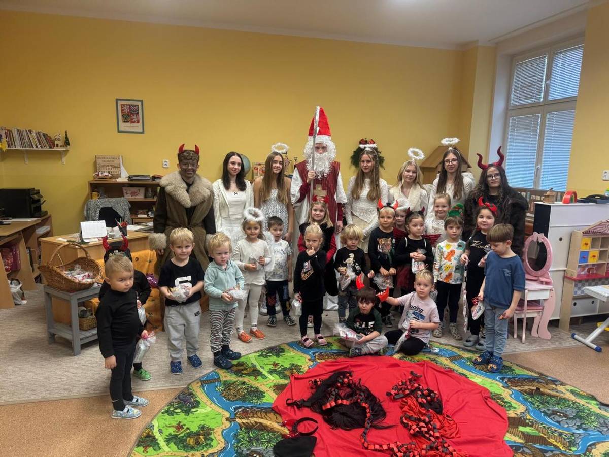 Mikuláš se svou družinou ve školce