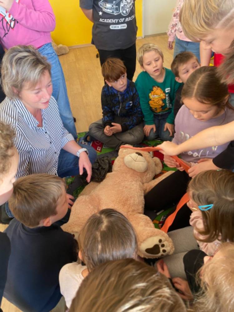 Koncem listopadu navštívila naši hodinu prvouky záchranářka Bc. Hana Pomahačová, která pochází z nedalekého Matějova.