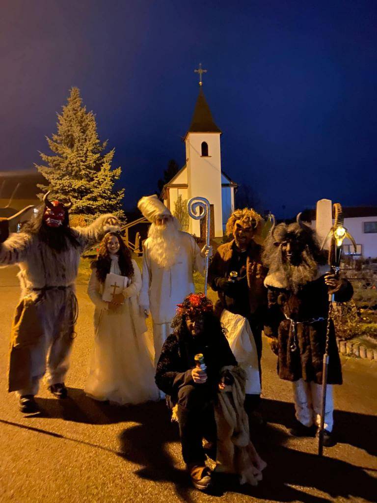 V pátek 5. prosince se Miřeticemi prohnala parta čertů, naštěstí se objevil i moudrý Mikuláš a krásný anděl, jenž rozzářil večer svým klidem a úsměvem.