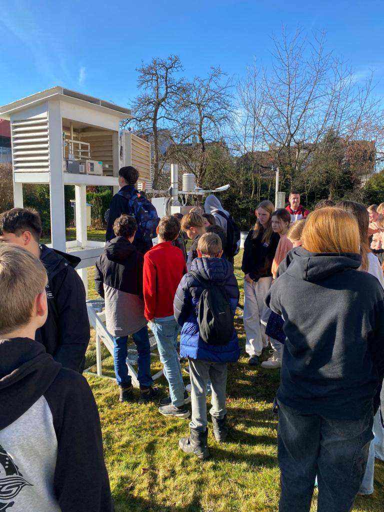 V úterý 9. prosince vyrazili žáci 8. ročníku a žáci 6.A na exkurzi do jižních Čech. Nejprve navštívili zámek Vysoký Hrádek, ve kterém je expozice věnována sousední jaderné elektrárně Temelín.