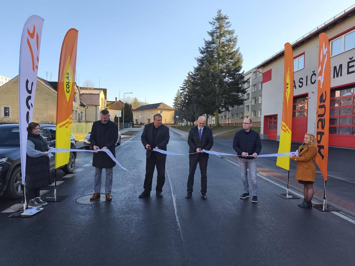 Včera, tj. 10. 12. 2025 byla oficiálně ukončena REKONSTRUKCE UL. DĚLNICKÁ, v rámci které došlo zejména k výměně stěžejní vodovodní a kanalizační infrastruktury ve městě.