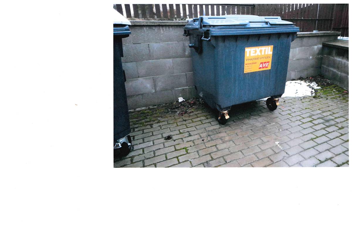 1) Na kontejnerovém stání u prodejny COOP je možnost ukládat odpad do nového kontejneru na textil. Černý kontejner je označen oranžovou samolepkou. Textil a obuv do této nádoby vhazujte v uzavřených pytlích. Nepatří sem koberce, matrace, molitan či netkané textilie. Obrázek níže. 2) Ve středu 17. prosince v 17 hodin se v zasedací místnosti obecního úřadu koná 30. zasedání zastupitelstva obce. Na programu jsou: rozpočet obce na rok 2026, rozpočet DSO Čistá voda na rok 2026, Závazné ukazatele rozpočtu na rok 2026 pro ZŠ a MŠ Řečice, ceny vodného a stočného na rok 2026, Dohoda o změně hranic obcí, informace z Mikroregionu Novoměstsko, různé, diskuse a závěr. Všichni jsou srdečně zváni. 3) ZŠ a MŠ Řečice zve na Vánoční besídku, která se uskuteční ve čtvrtek 18. prosince od 16 hodin v kulturním domě.