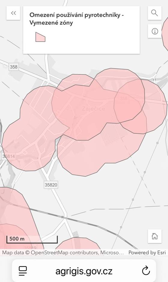 Omezení používání pyrotechniky v Zaječicích Milí občané, rád bych vás informoval o aktuálním omezení používání zábavní pyrotechniky, které je vyznačeno v celostátní mapě na agrigis.gov.cz. 🔴 Téměř celé území Zaječic spadá do ochranných zón, kde není dovoleno používat běžnou zábavní pyrotechniku bez výjimky. Důvodem je ochrana domácích zvířat, hospodářských chovů i obyvatel, kteří jsou na hluk citliví. ❗ Co to pro nás znamená?  V označených zónách je zakázáno odpalovat pyrotechniku. Výjimku může stanovit pouze obec, a to jen pro konkrétní akci. Žádáme všechny, aby pravidla respektovali. Pomůžete tak udržet klid, bezpečí a pohodu v celé obci.  🔗 Mapu, kde lze omezení ověřit, najdete zde: https://agrigis.gov.cz/portal/apps/instant/basic/index.html?appid=ded81b51ac6e4ea1b071ef28122f547b Děkuji vám za ohleduplnost a pochopení.