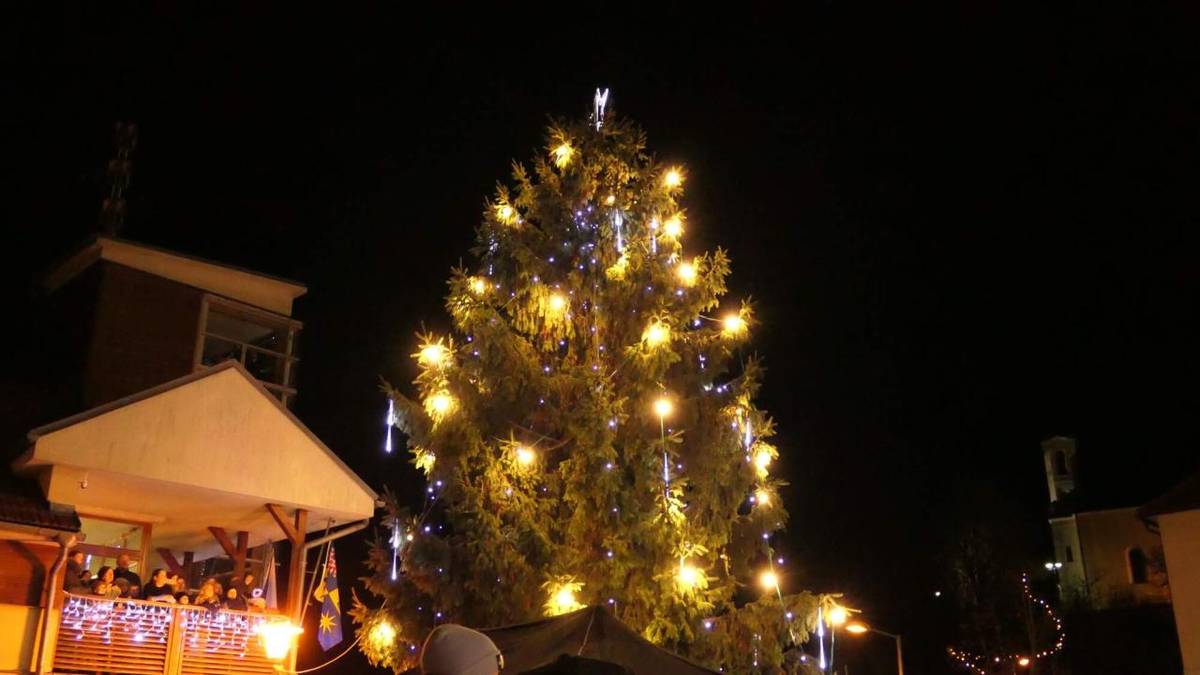 Andělé rozsvítili s Mikulášem a čerty strom v Pitíně a pozdravili se s dětmi i dospělými. Děkujeme všem, že jste přišli a vytvořili skvělou atmosféru a přidáváme sestřih fotek. Video z pobytu Mikuláše a družiny je taky na www.youtube.com/@ObecPitín .