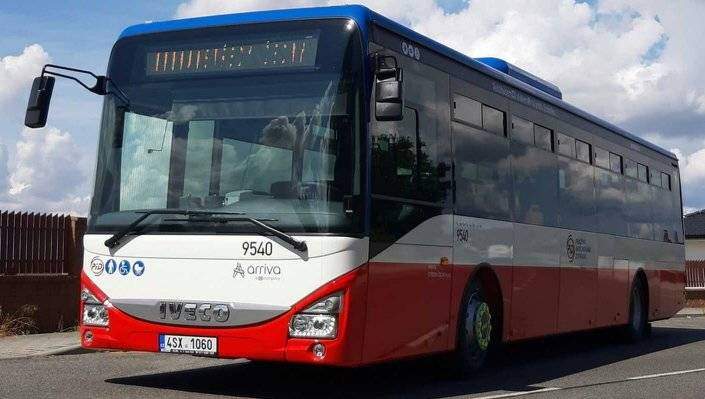 Školní autobus do Čáslavi – informace pro Nové Dvory a Církvici Nový školní autobus do Čáslavi bude zaveden od pondělí 15. Prosince 2025. Časy odjezdů: Nové Dvory 7:15, Jakub 7:22, Netřeb 7:25 a Církvice 7:26. Příjezd do Čáslavi k nádraží je v 7:36, na autobusové stanoviště v 7:38, autobus dále pokračuje přímo k hudební škole a k zemědělské škole s příjezdem 7:42. Stávající spojení s příjezdem v 6:54 do Čáslavi je zachováno, mohou jej využít ti, co potřebují dojet před sedmou. Ruší se méně využitý spoj s příjezdem do Čáslavi v 8:19, cestující do Čáslavi mohou místo něj využít buď nově zavedený školní spoj s příjezdem do Čáslavi 7:36 nebo pozdější spoj linky 481 v 9:30. Doporučujeme rodičům všech žáků a studentů, aby dětem pořídili kartu “Lítačka” a zakoupili jim měsíční, čtvrtletní nebo roční jízdné, se kterým za prvé ušetří, a za druhé pak mohou nastupovat všemi dveřmi bez kontroly u řidiče, čímž urychlí nástup a pomohou tomu, aby autobus nejezdil zpožděný. Kartu Lítačka lze pořídit na vlakovém nádraží v Čáslavi nebo v infocentru PID na autobusovém stanovišti v Kutné Hoře nebo online na www.pidlitacka.cz. Pro zařízení kartičky pro dítě potřebujete občanský průkaz rodiče, fotku dítěte a rodný list dítěte.