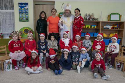 Mikuláš zavítal do viacerých zariadení v Púchove, aby potešil klientov sociálnych služieb aj deti z materských škôl. Sladké mikulášske prekvapenia a b...