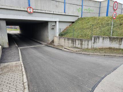 V meste bola dokončená oprava úseku cesty pod železničným podjazdom v smere od cesty I/49 (ul. Trenčianska) na ulicu Spojová v Púchove.  Opravu havari...