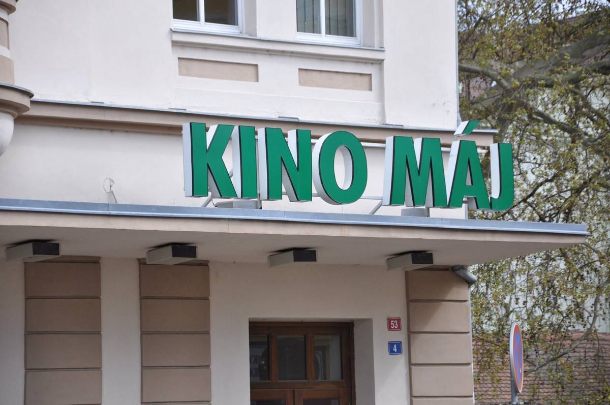 Kino Máj patří v roce 2025 mezi nejúspěšnější jednosálová kina v Česku. V celorepublikovém žebříčku výsledků za 1.–3. čtvrtletí obsadilo sedmé místo mezi jednosálovými kiny, a pokud odhlédneme od Prahy, náleží mu dokonce pátá příčka. Úspěch stojí nejen na stabilní návštěvnosti, ale i na pestré dramaturgii, práci se školami a řadě mimořádných akcí s hosty z filmového, kulturního i sportovního světa.  Kino Máj se v uplynulém roce profilovalo jako úspěšné kulturní centrum města, které propojuje klasické filmové projekce, autorské snímky, vzdělávání i setkání s tvůrci. Výjimečný ohlas měly především školní a vzdělávací projekce. Letní projekt Páni kluci připomněl dětem i pedagogům legendární film pevně spjatý s Litoměřicemi a okolím. Během roku na něj navázaly vzdělávací programy Čarovná pastelka, Orbis Pictus, Svět kolem nás či Planeta Země, které dlouhodobě přivádějí do sálu desítky tříd z regionu. K tomu se přidaly další desítky samostatných školních projekcí, díky nimž se kino stává důležitým partnerem pro učitele v oblasti audiovizuální a mediální výchovy. Dramaturgie roku 2025 stavěla i na speciálních akcích s hosty. Talk show „Posedlí Dakarem“ přilákala fanoušky motorsportu, kteří si přišli poslechnout zážitky závodníků Martina Macíka Jr., Františka Tomáška a Davida Švandy z nejnáročnější rallye světa. V případě filmu Chvilky naděje se podařilo splnit sen každého kinaře – z původně nenápadného titulu se díky citlivé kampani a účasti hostů Mikuláše Mináře a Benjamina Rolla stala vyprodaná projekce, která oslovila mladší i starší publikum. Výrazným obohacením programu bylo také deset představení projektu Divadlo na plátně, během nichž měli diváci možnost zhlédnout na velkém plátně záznamy špičkových divadelních inscenací. Úzká spolupráce s Filmovou kanceláří Ústeckého kraje přinesla do Litoměřic nejen seriálové i filmové premiéry, ale také přímý kontakt diváků s herci. Závěrečné díly seriálu Vraždy v kraji přijel osobně uvést herec Petr Uhlík. Velkou událostí byla také předpremiéra filmu Cukrkandl za účasti herců, mezi nimiž nechyběli Pavel Zedníček či Vica Kerekes. Na plátně se objevil i snímek Franz, který doprovodili herci Stanislav Majer, Emma Smetana a další tvůrci. Oblíbený formát Ladies Movie Night pokračoval speciálním uvedením filmu Na horách, tentokrát za osobní účasti režiséra Rudolfa Havlíka, což ještě posílilo komunitní rozměr večera. Kino Máj se však neomezuje jen na jednotlivé projekce. V roce 2025 hostilo Filmový festival Litoměřice. Zvláštní pozornost vzbudil dokument Království mýdlových bublin – Schichtové jako fenomén podnikání, reklamy a kultury. Projekce se zúčastnili producentka filmu Jarmila Poláková a jako historik Mgr. Václav Houfek, ředitel Oblastního muzea v Ústí nad Labem. Od září je Kino Máj zapojeno do projektu TADY VARY pořádaného Mezinárodním filmovým festivalem Karlovy Vary. Díky tomu mají litoměřičtí diváci možnost vidět výběr festivalových filmů v domácím kině, bez nutnosti cestovat do Karlových Varů. K živé atmosféře přispěly také obrazové výstavy ve foyer, mimo jiné práce dětí z dětského domova Rozmarýn a žáků ZUŠ Litoměřice. Součástí letošního roku byly také nezbytné opravy a modernizace zázemí, které zvyšují komfort diváků i dlouhodobou udržitelnost provozu. V hledišti prošly opravou opěrky křesel, v šatní části byly instalovány uzamykatelné boxy pro návštěvníky, které zjednodušují a zpohodlňují pobyt v kině. Novinkou je rovněž napojení kina na fotovoltaickou elektrárnu se záložním zdrojem, což je součástí energetického projektu města. Kino se tak posouvá směrem k větší energetické soběstačnosti a modernímu, šetrnému provozu. Dále jsou v prostředí