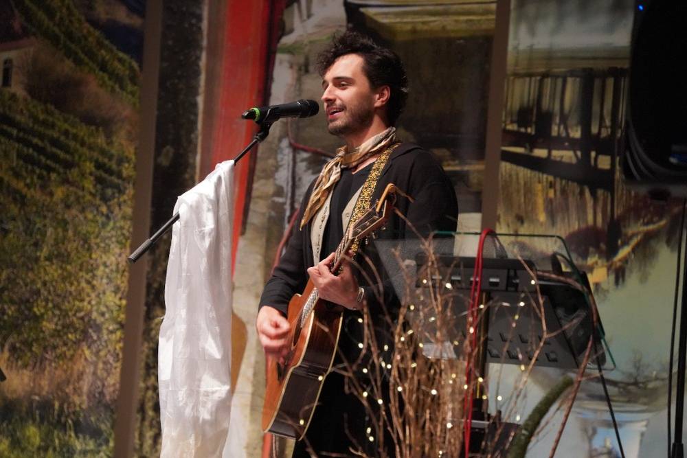 V úterý 9. prosince se ve vánočně vyzdobených prostorách Hradu Litoměřice uskutečnil benefiční koncert na podporu Týmu duševního zdraví dětí a mládeže Naděje. Večer byl nabitý mladistvou energií interpreta Šimona Biliny a silnými emocemi. Přesně v duchu generace, které je určen výtěžek, jehož výše dosáhla 38 tisíc korun.  „Naděje je potřeba víc než kdy jindy,“ připomněl v úvodní řeči starosta Radek Löwy, jenž své vystoupení podpořil silným osobním příběhem o příteli, který se právě nyní díky svízelné životní situaci ocitl na ulici. Na příkladu jeho životní cesty zdůraznil význam práce Naděje, která přináší naději a víru v lepší zítřky i lidem bez domova. Hlavním interpretem večera byl Šimon Bilina (mj. známý z muzikálu Branický zázrak Jana Svěráka, který se dotýká i otázky bezdomovectví). Svým bezprostředním projevem a silným hlasem vytvořil nevšední zážitek v sále s necelými dvěma stovkami návštěvníků. Akce se uskutečnila za podpory Nadačního fondu Kalich, MKZ Litoměřice, AVK-VODKA, Nadačního fondu Severočeská voda a Mondi Štětí, podporovatele sbírky Naděje pro dětskou duši. Výtěžek koncertu je určen Týmu duševního zdraví dětí a mládeže Naděje, který se po přestěhování z Terezína zabydlel letos na podzim v nových prostorách v Mostecké ulici v Litoměřicích. „Služba reaguje na narůstající potíže dětí a dospívajících, potýkajících se s úzkostmi, depresemi, sebepoškozováním, poruchou příjmu potravy apod. Už nyní dlouhodobě pracujeme s 97 rodinami. Výtěžek z této akce nám pomůže službu zintenzivnit a zkrátit čekací lhůty na konzultace,“ konstatoval v úvodu koncertu ředitel litoměřické oblastní pobočky Naděje Vojtěch Krump. V dalších letech se tým po získání zdravotní registrace plánuje transformovat na Centrum duševního zdraví. „Ideálně od roku 2027, aby byla pomoc pro rodiny ještě dostupnější a komplexnější,“ dodává vedoucí litoměřické pobočky Naděje Veronika Libišová.   Autor: Eva Břeňová, PR specialista {gallery}02025/nadeje_koncert{/gallery}