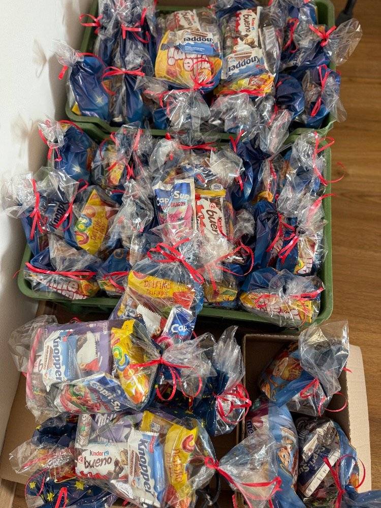 Připomínáme, že je možné si vyzvednout balíčky  pro děti, které se nezúčastnily Mikulášské nadílky. Balíčky je možné vyzvednout na Obecním úřadě v Hrobcích nebo v pátek 12.12. od 18:00 hodin v Rohatcích v přízemí MŠ, kde bude probíhat schůzka k oslvavám 800 let.