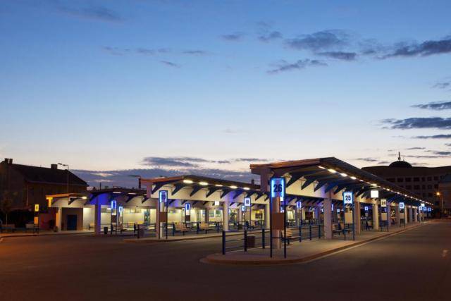 Od neděle 14. prosince, kdy vstoupí v platnost celorepublikové změny jízdních řádů, dojde k několika úpravám také v jízdních řádech městské autobusové dopravy v Přerově. Autobusová zastávka HZS bude nově pro všechny spoje městských i příměstských linek v režimu NA ZNAMENÍ. U linky 112 dojde k opoždění spoje číslo 2 o 5 minut, aby byly umožněny přestupy na regionální spoje z autobusového a vlakového nádraží. Spoj ze zastávky Lověšice/točna bude nově odjíždět v 18.53 hodin. Dále pojede přes zastávku Nemocnice v 19.08 hodin a na autobusové nádraží dorazí v 19.14 hodin, odkud bude pokračovat v nezměněných časech. U linky 111 dojde k drobným změnám v časech mezi jednotlivými zastávkami.Jízdní řády MHD Přerov naleznete zde: (odkaz) http://portal.idos.cz/IDS/Search.aspx?param=prcz