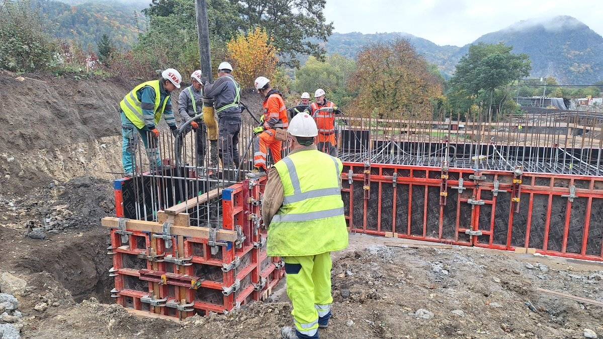 Fotografie probíhající betonáže na stavbě mostu v Mojžíři.
