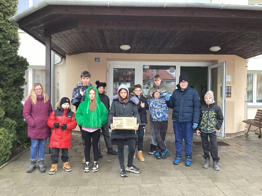 Naši žáci vyrobili v rámci pracovní výchovy vánoční dekorace, které pak přinesli do Domova s pečovatelskou službou v Dačicích. Každý kousek je dělaný s láskou — aby přinesl úsměv, teplo a kousek adventní naděje. Všem klientům i zaměstnancům přejeme krásný, klidný a požehnaný adventní čas.