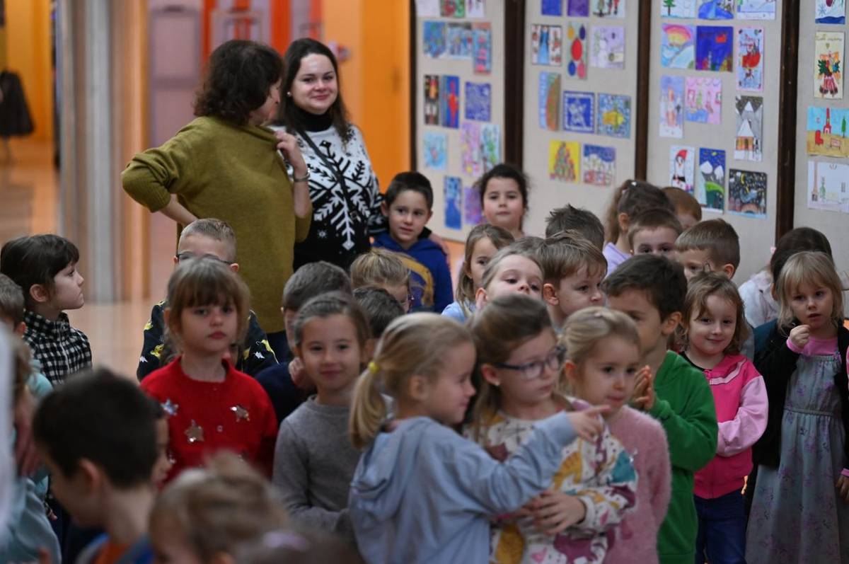 Vo foyer Kina Fontána sa 10. decembra 2025 uskutočnilo slávnostné vyhodnotenie a otvorenie výstavy prác prvého ročníka dvoch nových výtvarných súťaží, ktoré pripravil Odbor školstva a športu Mestského úradu Piešťany.