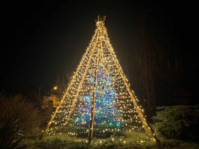 Okresní kolo ankety Vánoční strom Kutnohorského deníku mělo letos náboj a dramatický průběh. Hlasování skončilo ve středu 10. prosince v poledne a o vítězství rozhodl opravdu těsný rozdíl - pouhých 17 hlasů. Triumf slaví Vodranty, které tak jen o vlásek porazily druhé Červené Janovice.