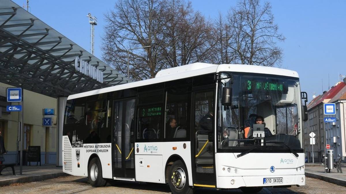 Město Chrudim informuje veřejnost o zveřejnění nových jízdních řádů linek MHD (MAD) s platností od 14. 12. 2025 do 12. 12. 2026. Úpravy vycházejí z celostátních změn v konstrukci jízdních řádů, z nových časových poloh vlaků na trati 238 a z aktualizovaných autobusových linek směřujících do a z Pardubic. Cílem je zajistit co nejplynulejší návaznost a lepší dostupnost dopravy pro obyvatele města. Jízdní řády jsou zveřejněny na úřední desce MěÚ Chrudim po zákonnou dobu 15 dnů, zároveň je dopravce poskytl i k rychlejší orientaci cestujících. Podrobné jízdní řády jednotlivých linek (1–6) najdete v přiložených dokumentech:  Linka 1: Dopravní terminál – Poděbradova – Tovární – Topolská – Na Větrníku Linka 2: Průmyslová II – Dopravní terminál – sídl. U Stadionu – nemocnice – Na Větrníku Linka 3: Na Větrníku – Tyršovo nám. – nemocnice – Dopravní terminál – Markovice Linka 4: Dopravní terminál – Poděbradova – Tovární – V Malecku – Na Větrníku Linka 5: Markovice – Dopravní terminál – nemocnice – Tyršovo nám. – Na Větrníku – Tovární – D. terminál Linka 6: Dopravní terminál – sídl. U Stadionu – nemocnice – Tyršovo nám. – Na Větrníku – Topol  Tip pro cestující: Pro aktuální přehled spojů, změn a případných výluk doporučujeme využívat mobilní aplikaci IREDO, která nabízí vyhledávání spojení v reálném čase a přehledně na jednom místě. 👉 Více informací a stažení aplikace najdete zde: https://iredo.info/mobilni-aplikace/ Děkujeme za pozornost a doporučujeme cestujícím, aby se s novými časy spojů včas seznámili. Pokud jste pravidelnými uživateli MAD, může se vás změna dotknout – vyplatí se proto zkontrolovat odjezdy, zejména při přestupech na vlakové či regionální autobusy. Jízdní řády ke stažení NALEZNETE ZDE: IDOS - VJŘ