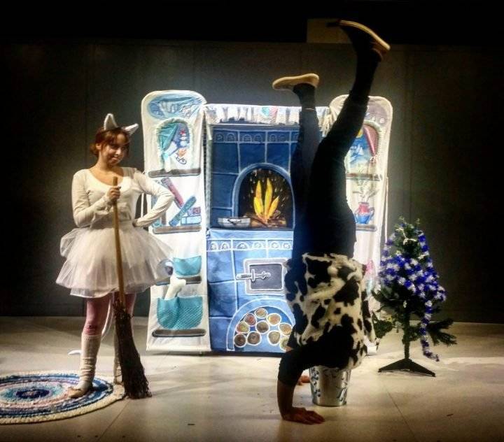 👌Vymýšľate práve program pre svoje deti na najbližšiu nedeľu? Máme pre Vás tip: divadelné predstavenie s názvom Vianočná rozprávka, a to v podaní Divadla Portál z Prešova. 👉Veselý príbeh s pesničkami o skoro stratených Vianociach zažijete v nedeľu 14. decembra v Dome kultúry o 10. hodine. ⛄Vianoce nemajú len ľudia, ale aj zvieratká a aj oni sa ľahko môžu dostať na zoznam zlých a tak ohroziť svoje Vianoce. Samozrejme nemôže chýbať neposlušný čert a anjel, ktorý pomôže sviatky zachrániť.  Účinkuje: Divadlo Portál, Prešov Dĺžka podujatia: 45 minút Vstupné: 3,00 € Prídete aj s detičkami? 😉