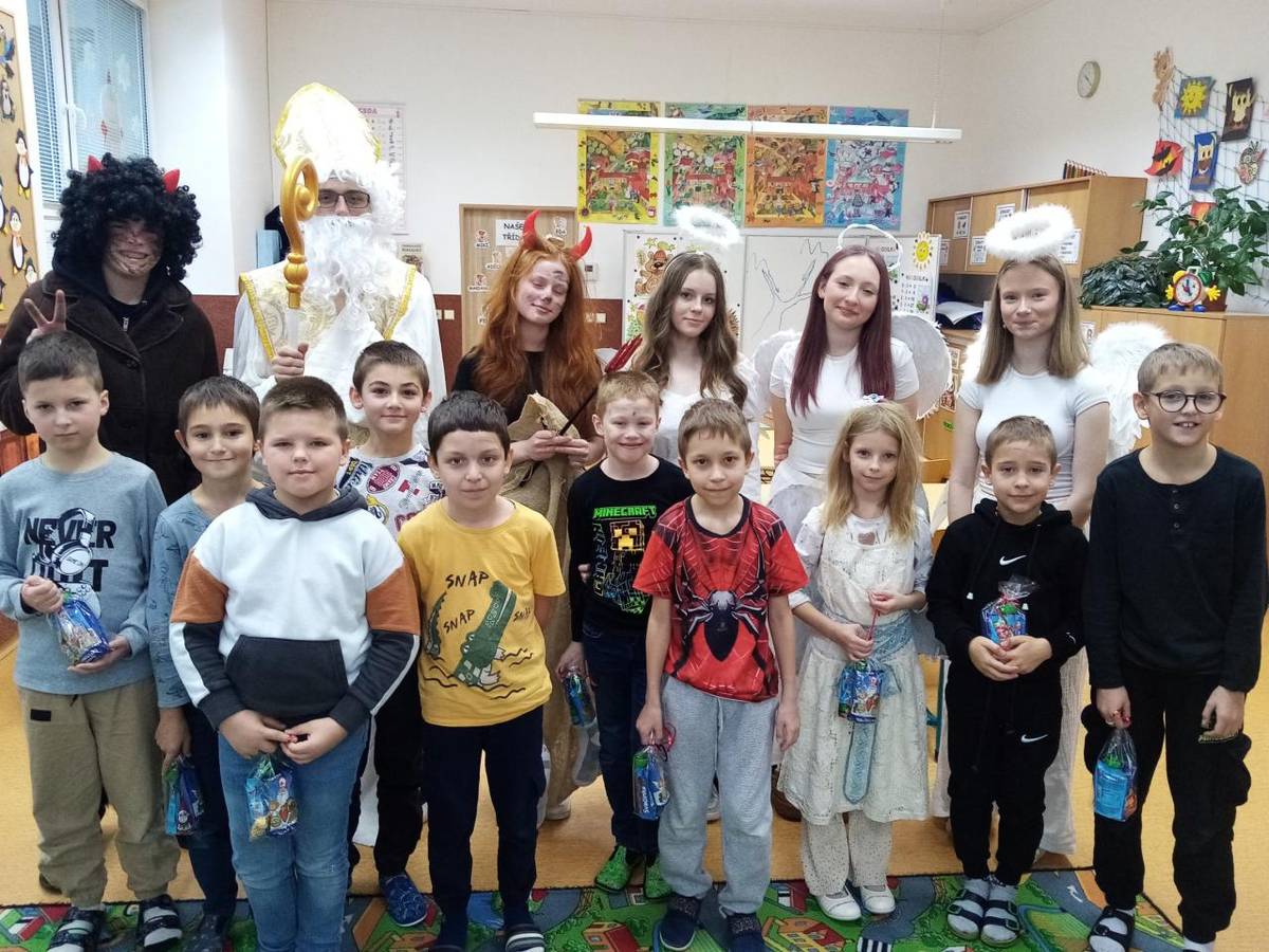 V pátek 5. prosince zavítali do naší školy očekávaní hosté - Mikuláš s čerty a anděly...
