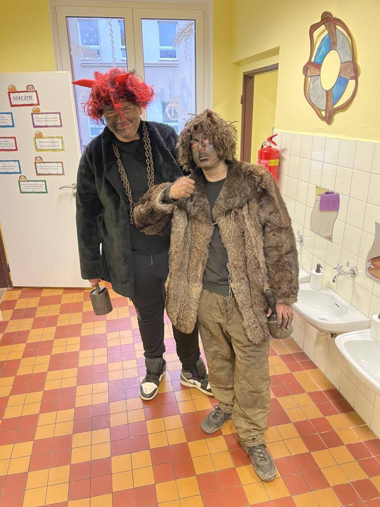 Žáci a žákyně devátých ročníků společně se svými třídními učiteli potěšili a postrašili děti ve školce, přípravné třídě a na prvním i druhém stupni školy. Snažili se, aby z toho měly děti radost a ne trauma, což je velice důležité a všichni to kladně uvítali :)