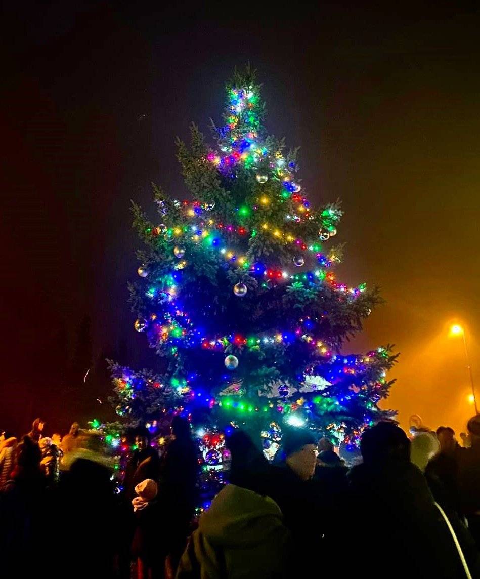 První adventní víkend – neděle 30. listopadu patřila slavnostnímu ROZSVĚCOVÁNÍ VÁNOČNÍHO STROMU v parčíku na návsi v naš obci.   Kulturní program si připravily tradičně děti ze školy i školky.   Na zahřátí podávalo zastupitelstvo naší obce teplý čaj, k jídlu uzenou cigáru (kterou udil Vojta Nováček), dále řízečky od Vlasty Malého (který je na tuto akci daroval opět jako sponzorský dar – moc děkujeme !!) a dále si příchozí nabídli drobné občerstvení, které nechystali také zastupitelé a členky kulturního výboru.   Nechyběl každoroční prodej perníčků ze školky a výrobků od dětí ze školy Díky všem za nákup těchto drobností - finančně jste podpořili školičku i školu   Své výrobky nabízeli další drobní prodejci v čele s místním hrnčířem a nožířem panem Pavlem Cibuliakem.   Ohlédněme se ještě zpět skrze fotky a připomeňme si tu slavnostní adventní atmosféru.