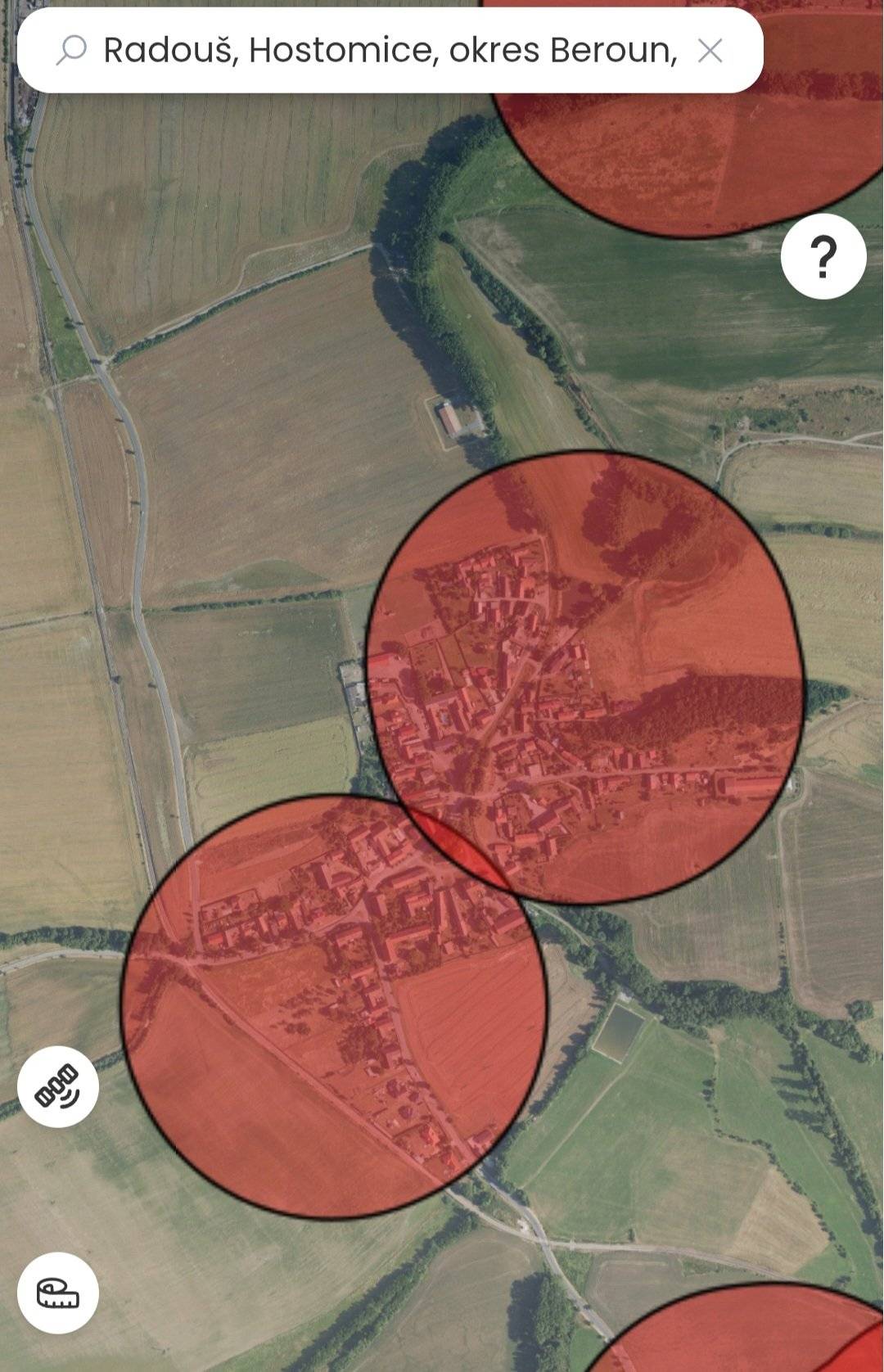 Od 1. prosince 2025 vstoupila v platnost novela Zákon č. 344/2025 Sb., která mění pravidla pro prodej a používání zábavní pyrotechniky. Co zákon říká: Pyrotechnické výrobky kategorií F2–F4 (např. petardy, ohňostroje, rakety) a ohňostroje nelze vypalovat v ochranném pásmu kolem tzv. chráněných míst.  Toto pásmo má poloměr 250 metrů od citlivých objektů — například nemocnic, léčeben s lůžkovou péčí, domovů pro seniory, sociálních zařízení, útulků či zařízení pro zvířata, chovatelských objektů apod. Výjimku tvoří zábavní pyrotechnika kategorie F1 (např. prskavky, drobné a málo nebezpečné výrobky) — tu lze nadále používat i v těchto oblastech. Pro přehled, kde konkrétně platí zákaz odpalování pyrotechniky (kategorie F2–F4 a ohňostroje), je k dispozici interaktivní mapa vydaná Ministerstvo zemědělství ČR. Zóny, které jsou v ní vyznačeny, odpovídají chráněným objektům dle zákona.  Doporučujeme před každým použitím pyrotechniky zkontrolovat v mapě, zda se nacházíte mimo zakázané pásmo. Odkaz na mapu zde : https://ohnostroje.pozemkov.cz/?lat=-679958.4750944636&lon=-1078807.7011887615&zoom=8.07886482057947