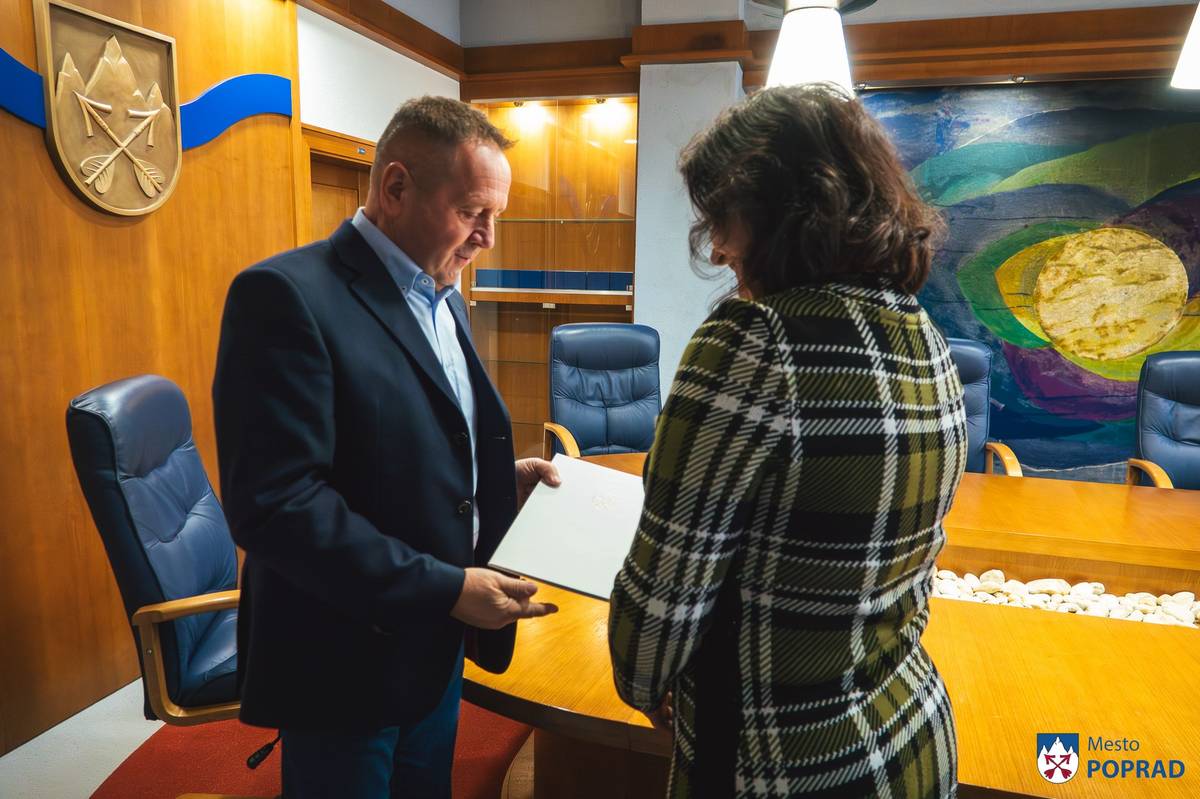 Primátor Anton Danko odovzdal dňa 10.12.2025 menovací dekrét riaditeľke ZŠ s MŠ Tajovského Renáte Vlčkovej. Stáva sa tak riaditeľkou tejto základnej školy už tretíkrát za sebou.   V nasledujúcom 5-ročnom riaditeľskom období sa chce zamerať na žiakov i samotný vyučovací proces. V prvom riaditeľskom období to bol exteriér základnej aj materskej školy, druhé riaditeľské obdobie bolo zamerané na vzdelávanie pedagógov, ktorí boli zapojení do mnohých projektov, kde menili transmisívne vyučovanie na konštruktivistické.   „Myslím si, že ma čaká jedno z najnáročnejších období, pretože kvôli transformácii musíme mnohí vystúpiť zo svojej komfortnej zóny. Potrebujeme zmeniť vyučovanie, dieťa zaktivizovať, aby prebralo zodpovednosť za vlastné učenie a aby sa dostavili aj výsledky. Je to dlhodobý proces. Mojou víziou je byť lídrom v tomto vzdelávaní,“ uviedla riaditeľka ZŠ s MŠ Tajovského Renáta Vlčková.