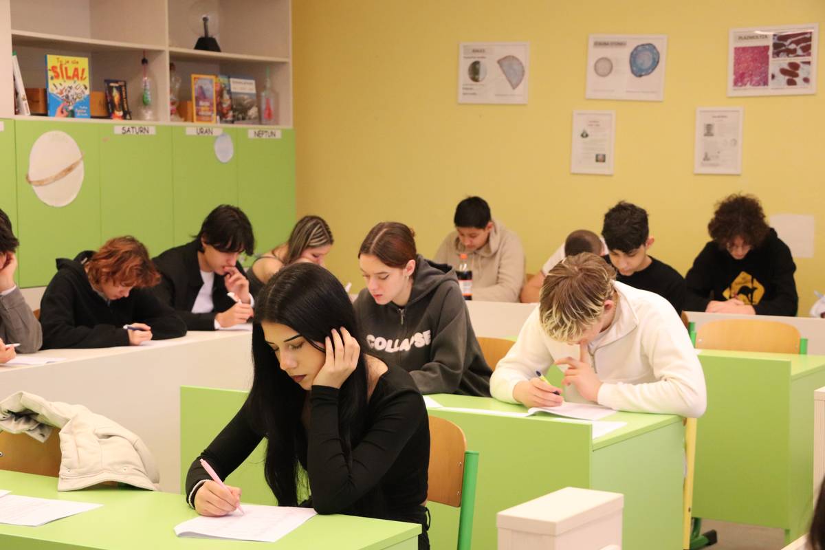 Už 14. ročník konverzační soutěže v anglickém jazyce Christmas Chatterbox pořádalo v pátek Gymnázium J. Šabršuly. Letos poprvé si účastníci mohli zasoutěžit také ve španělštině. „Soutěž pořádáme od roku 2011. Její název bychom mohli volně přeložit jako Vánoční drbna. Dnes se k nám sjelo 56 žáků 8. a 9. tříd základních škol z ok...